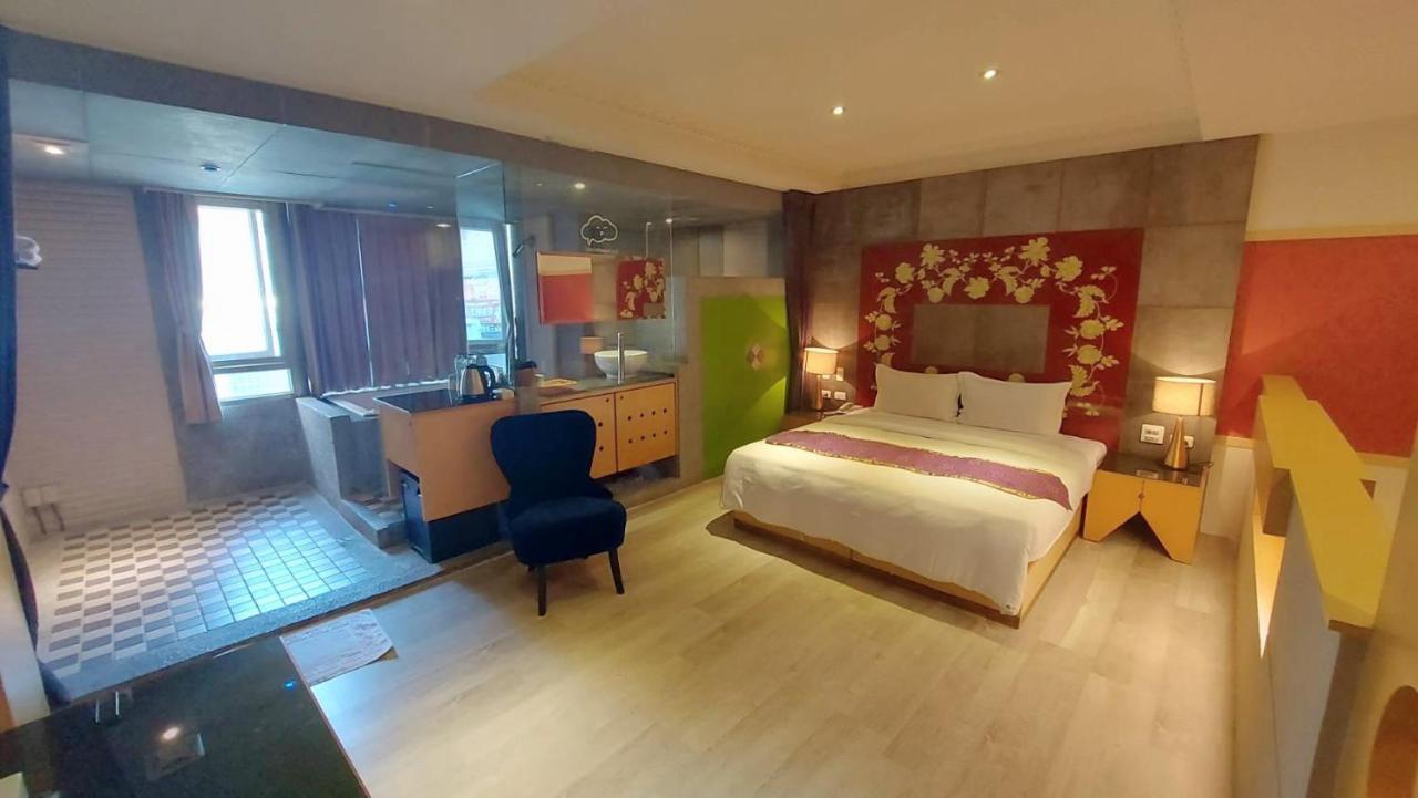 Jungle City Motel Chiayi City Exterior photo