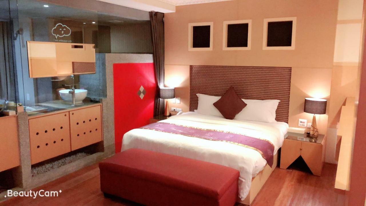 Jungle City Motel Chiayi City Exterior photo
