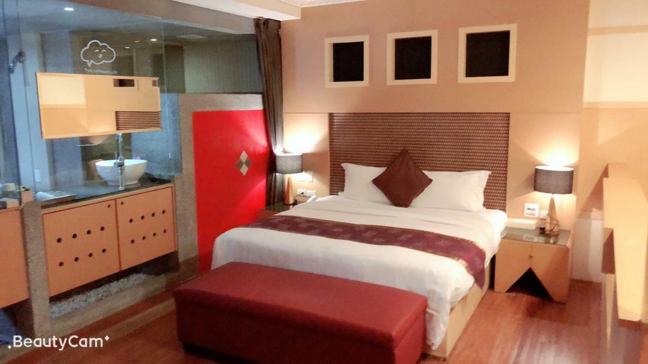 Jungle City Motel Chiayi City Exterior photo