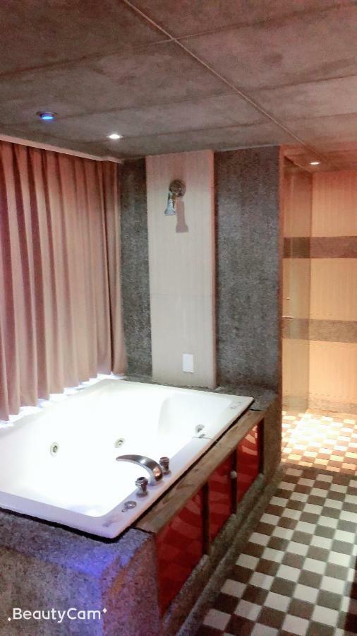 Jungle City Motel Chiayi City Exterior photo